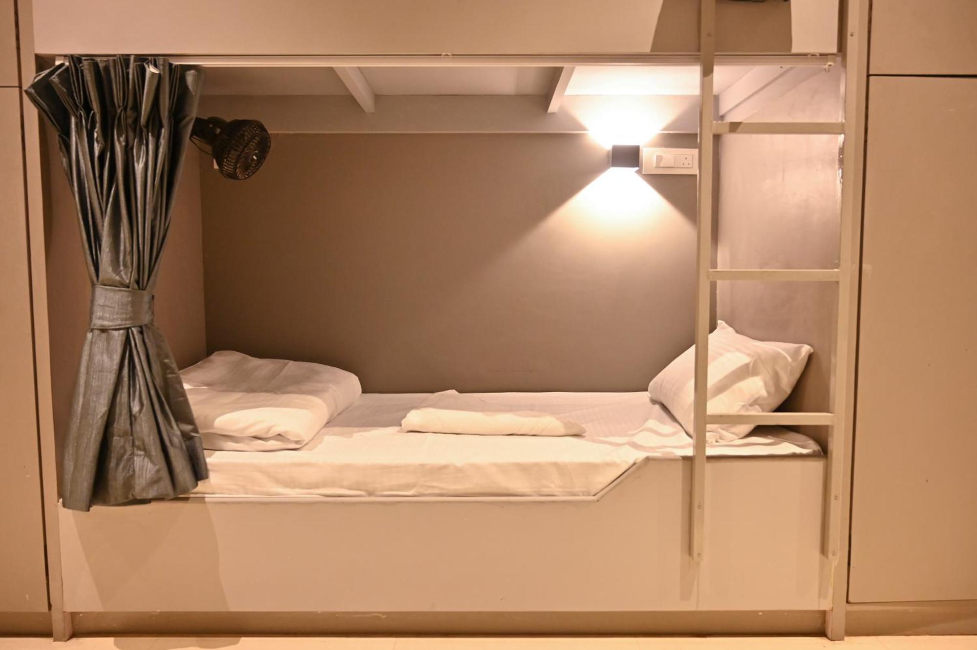 Bed & Bread Dormitory Bharuch Esterno foto